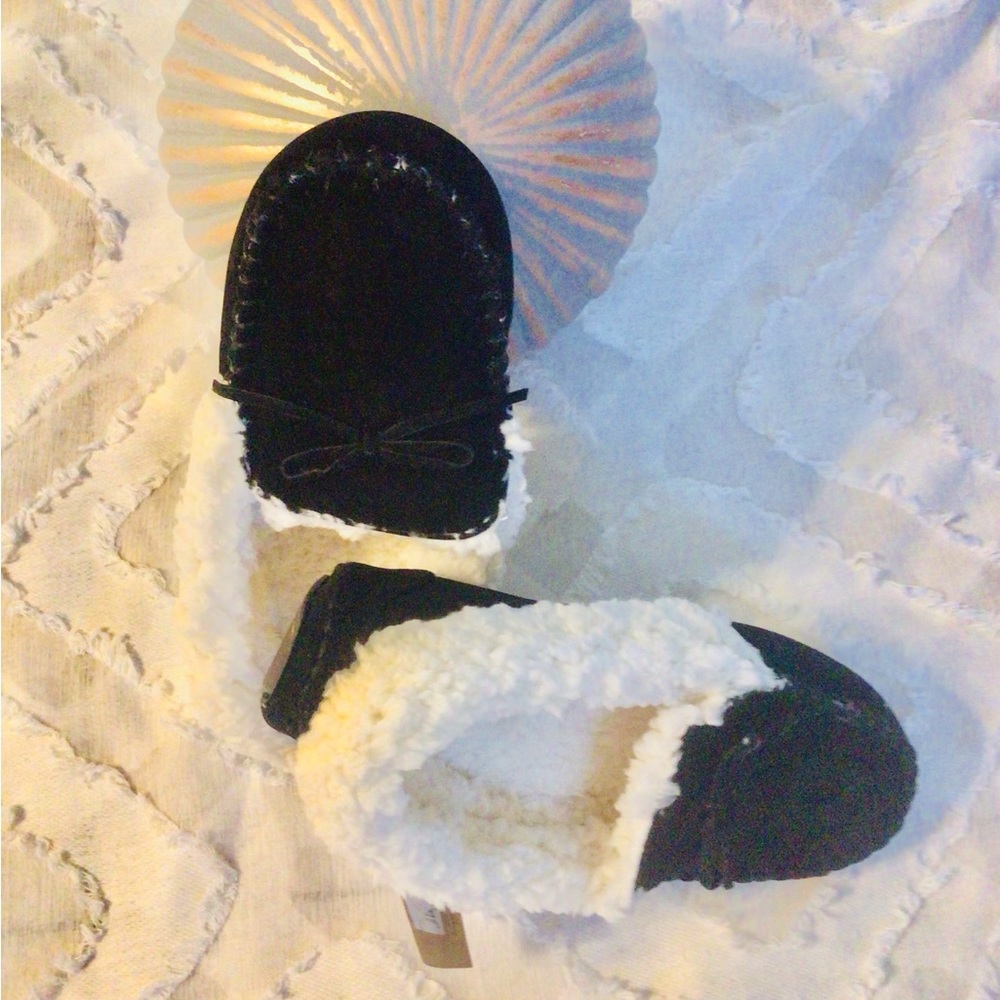Run small Women's Muk Luks Slippers Very Comfortable Shoes Size 6